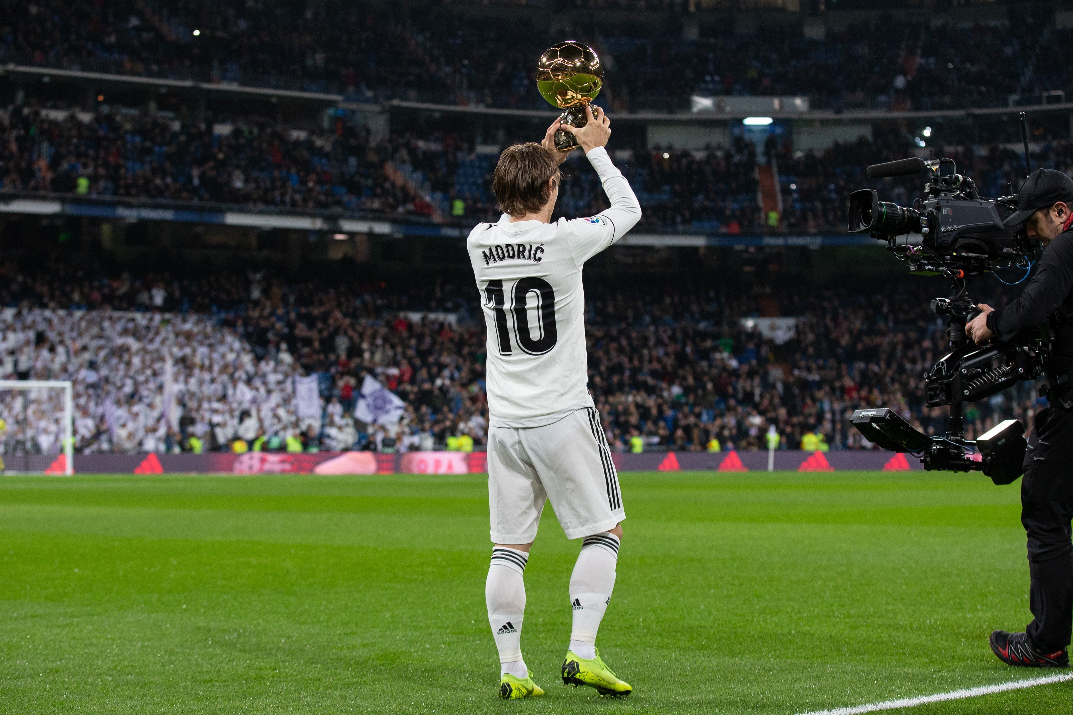 记者：孔蒂和那不勒斯的关系依然紧张，后者已经接触莫塔