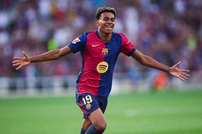 越来越大了，泰州高速口已经搭好巨幅“苏超”冠军标语